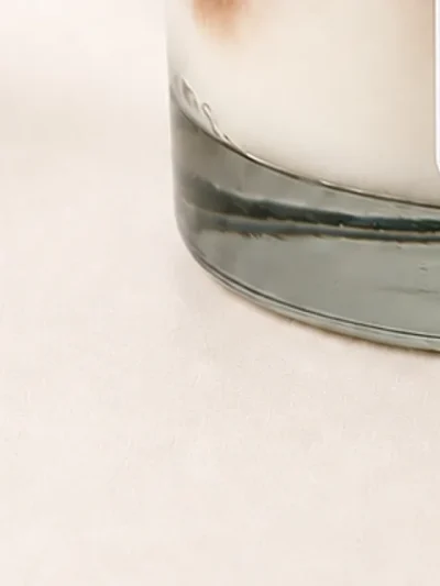 Detalle de el vaso de la vela TERCA Iced Latte