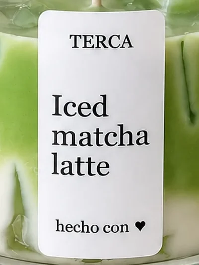 Detalle de la etiqueta de la vela TERCA Iced Matcha Latte