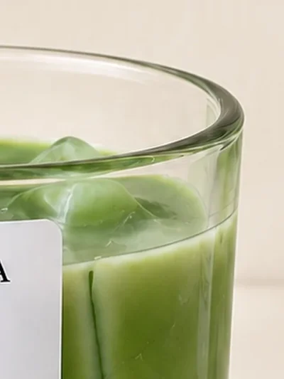 Detalle de los hielos de la vela TERCA Iced Matcha Latte