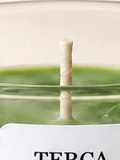 Detalle de la mecha de la vela TERCA Iced Matcha Latte