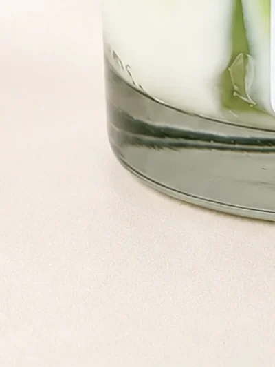 Detalle de el vaso de la vela TERCA Iced Matcha Latte