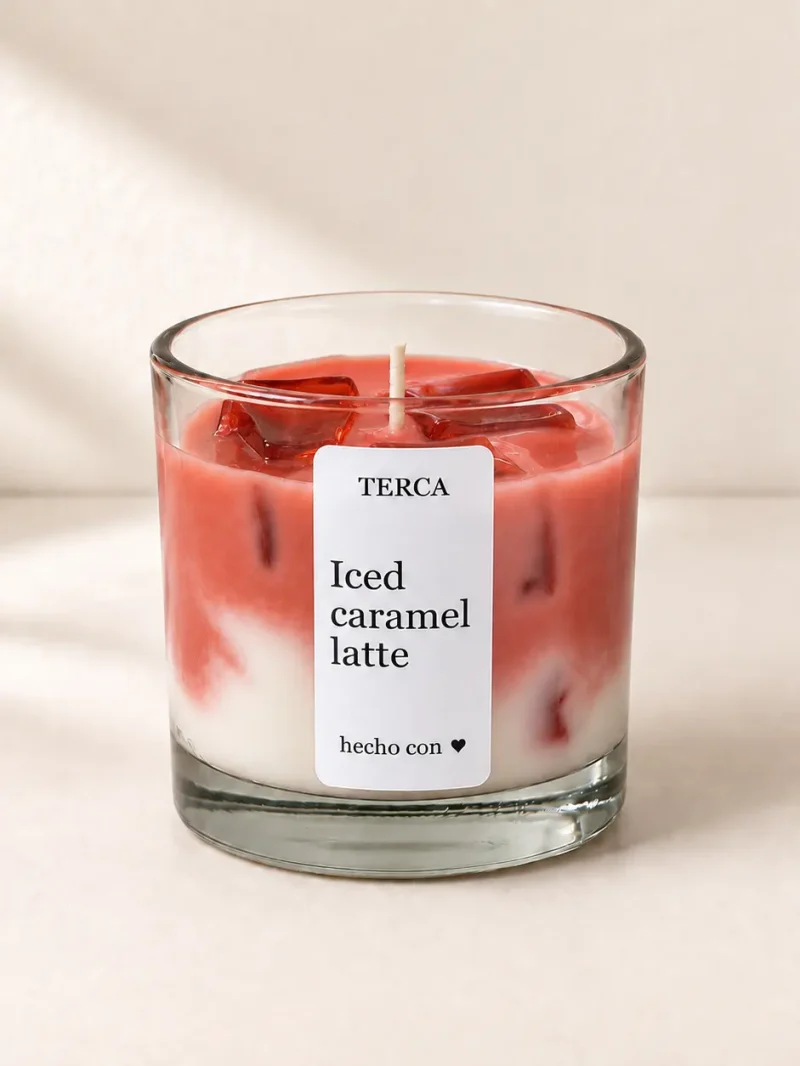 Vela TERCA Iced Caramel Latte: cera rosé sobre base crema, con cubos de cera translúcida