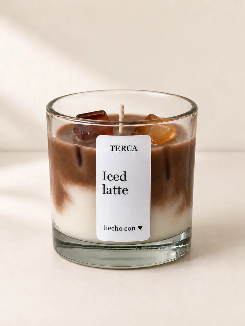Vela TERCA Iced Latte: vaso de vidrio con cera ámbar sobre base de crema y cubos de cera translúcida imitando hielo