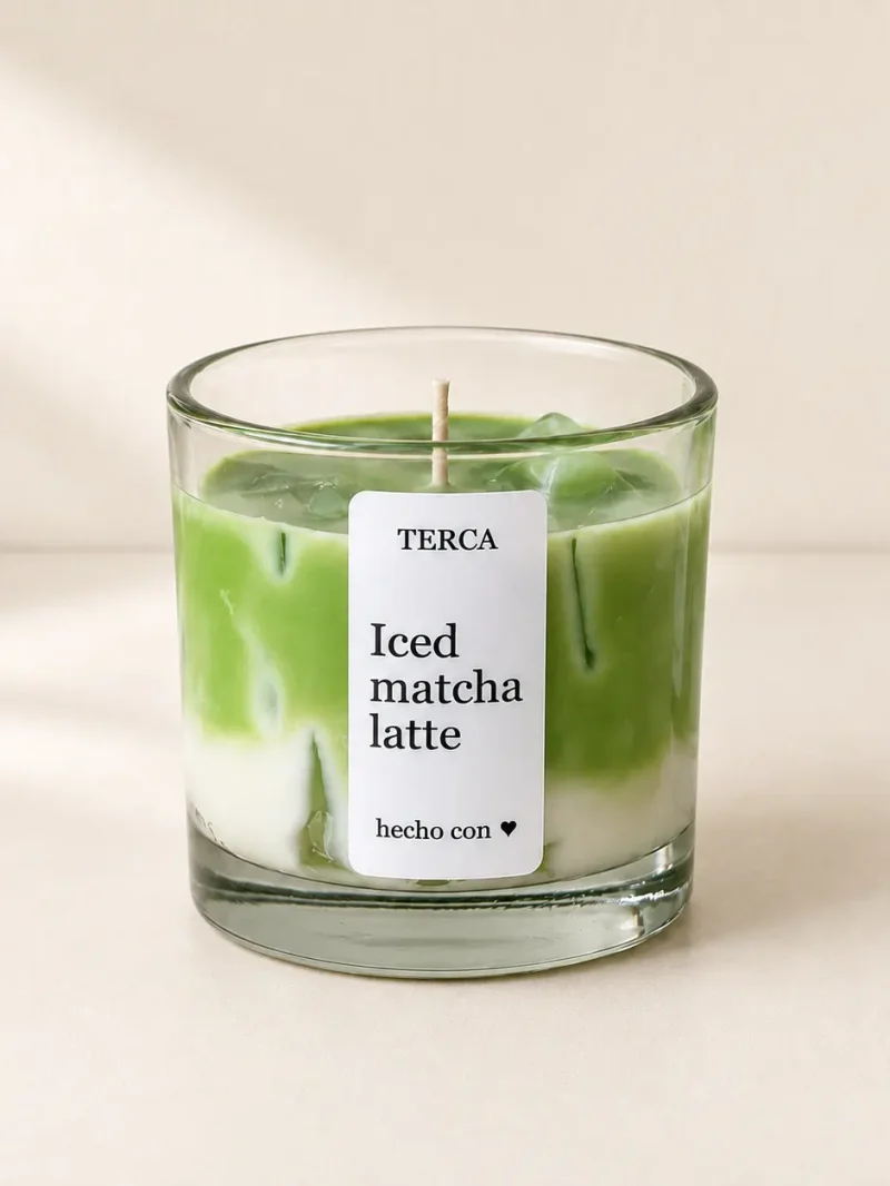 Vela TERCA Iced Matcha Latte: cera verde matcha sobre base crema, con cubos de cera translúcida