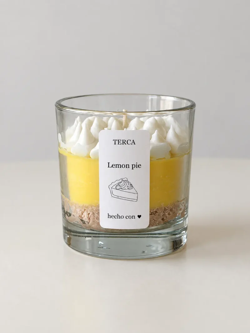 Vela TERCA Lemon pie: base de cera tipo masa, relleno amarillo de limón y picos de merengue arriba