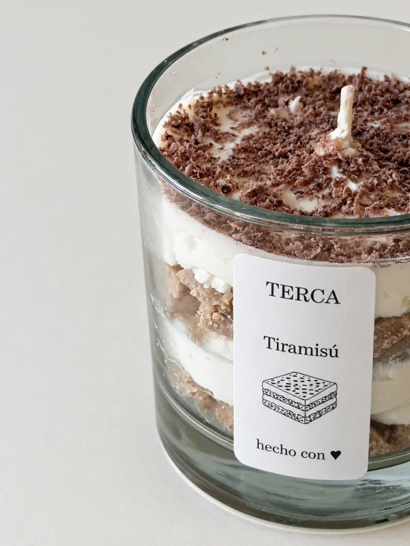 Detalle del cacao rallado de cera en la superficie de la vela TERCA Tiramisú