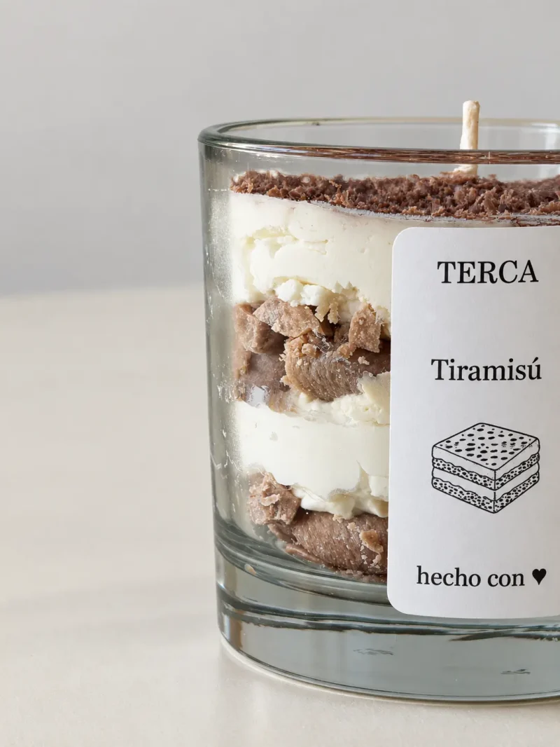 Detalle de las capas de bizcocho y crema de la vela TERCA Tiramisú